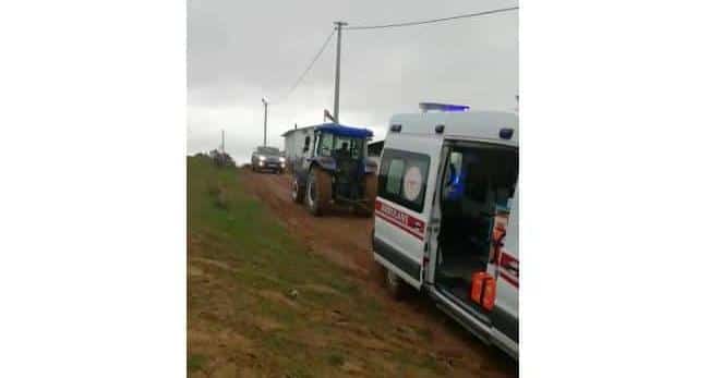 vakaya giden ambulans çamura saplandı traktör yardımıyla kurtarıldı