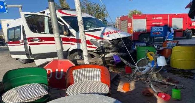 Ambulans İle Kamyon Çarpıştı: 3'ü Sağlık Çalışanı 4 yaralı