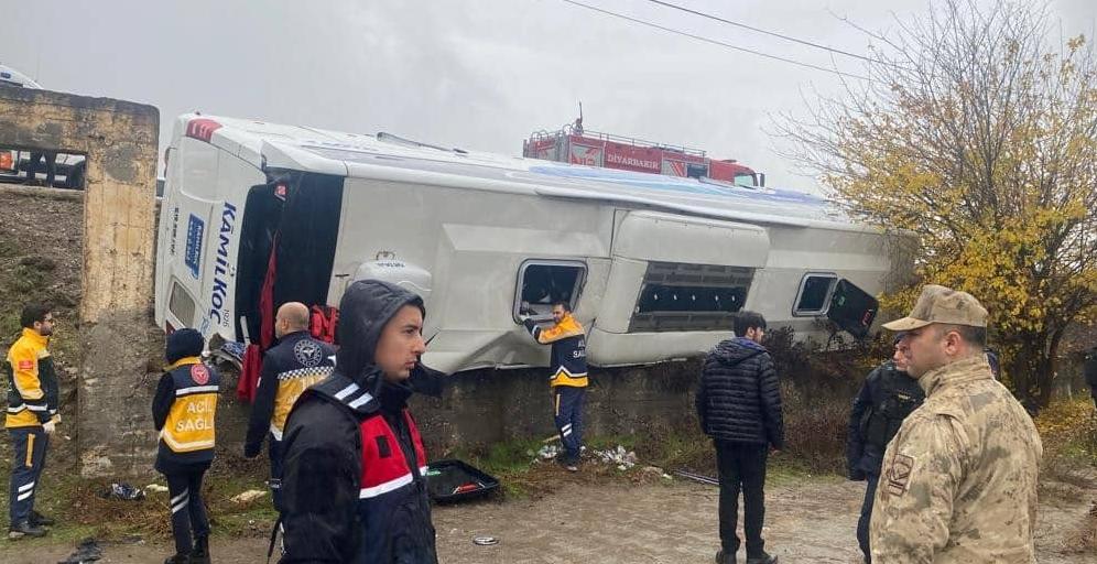 Diyarbakır'da Yolcu Otobüsü Şarampole Devrildi; 3'ü Ağır 33 Yaralı Var