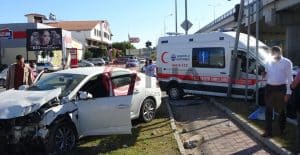 Hasta Almaya Giden Ambulans Otomobille Çarpıştı; 2 Yaralı