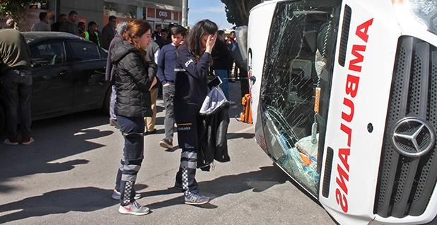 Kastamonu'da Devrilen Ambulansta 3 Sağlık Personeli Yaralandı