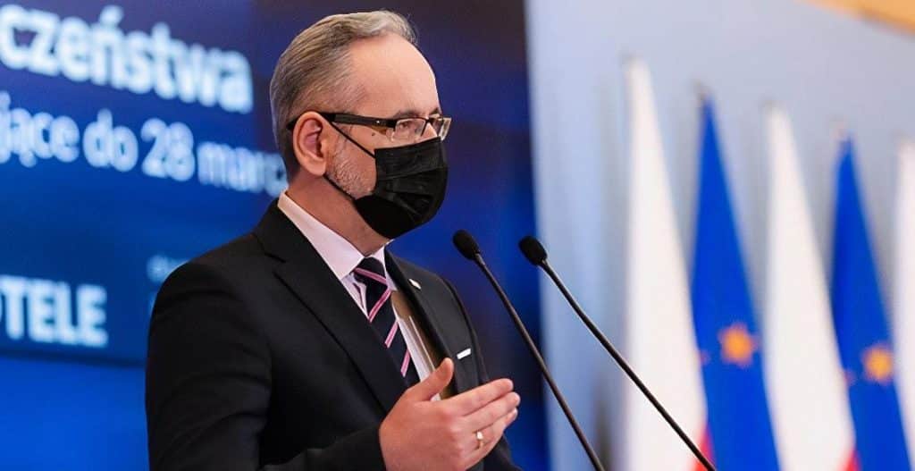 Polonya'da Hastaneler ve Eczanelerde Maske Zorunluluğu Devam Edecek