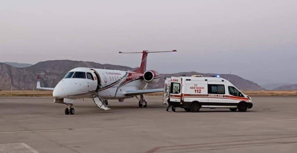 Umre'de Rahatsızlanan 2 Türk Vatandaş, Ambulans Uçakla Türkiye'ye Getirildi