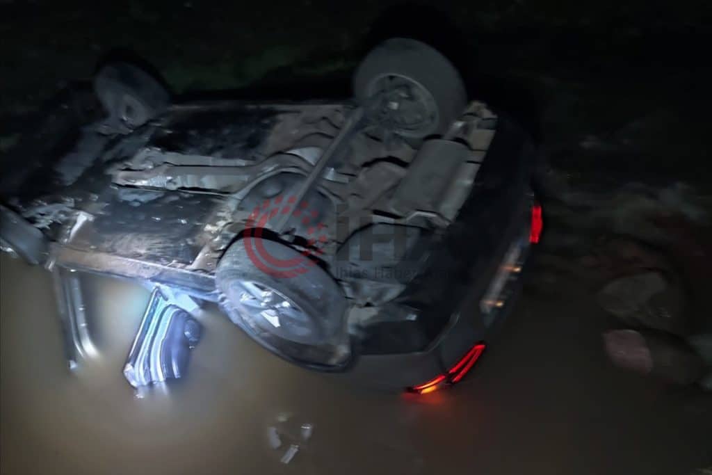 Kağıthane'de Otomobil Dereye Yuvarlandı; Çift Yaralandı