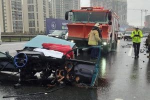 TEM Otoyolu'nda Kaza Yapan Otomobil İkiye Ayrıldı; 2 Yaralı Var