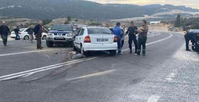 Mersin'de Otomobil ile Pikap Çarpıştı; 9 Kişi Yaralandı