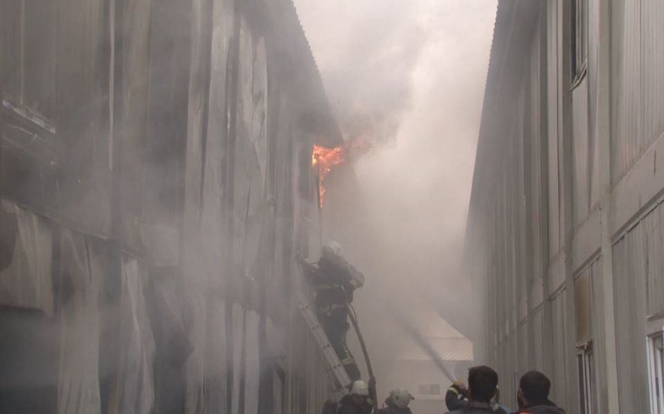 hastane i̇nşaatında 200 i̇şçinin kaldığı konteyner'da yangın çıktı