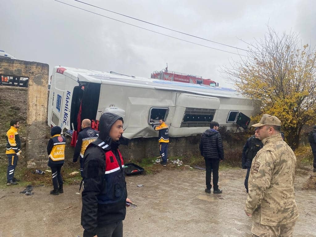 diyarbakır'da yolcu otobüsü devrildi; 3'ü ağır 33 yaralı