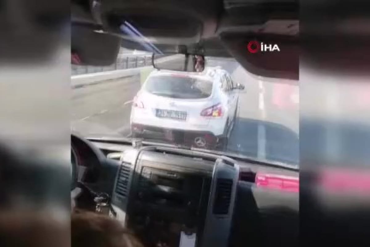 Otomobil sürücüsü ambulansa yol