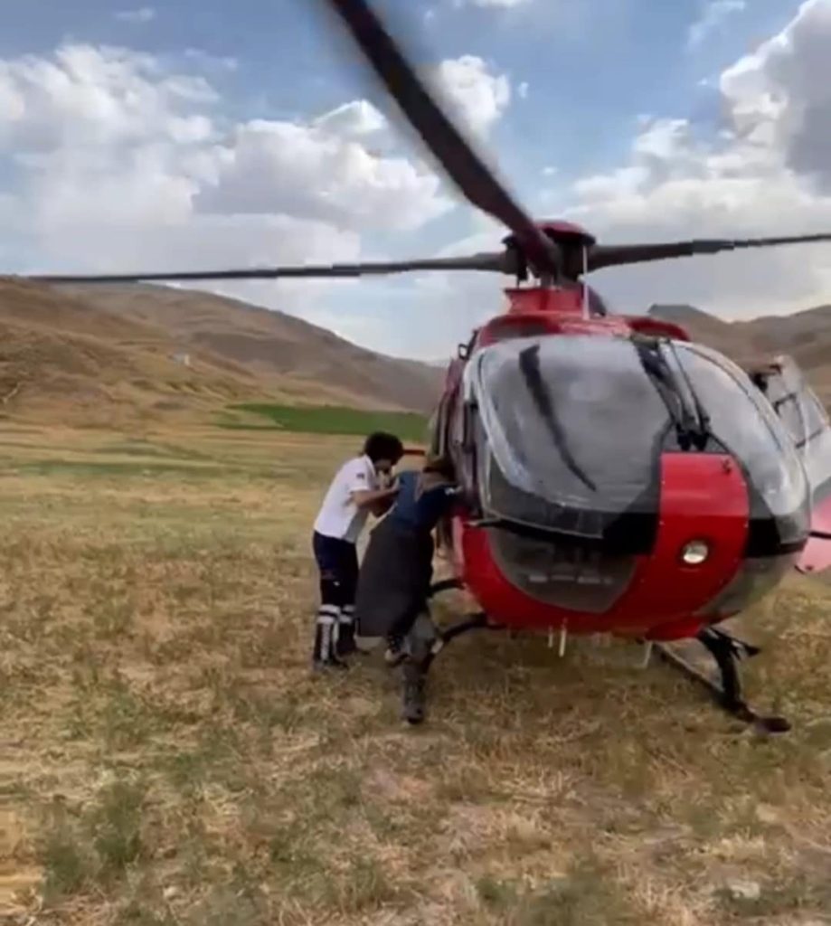 Vanda hastalan kadini ambulans helikopter ile hastaneye tasidilar