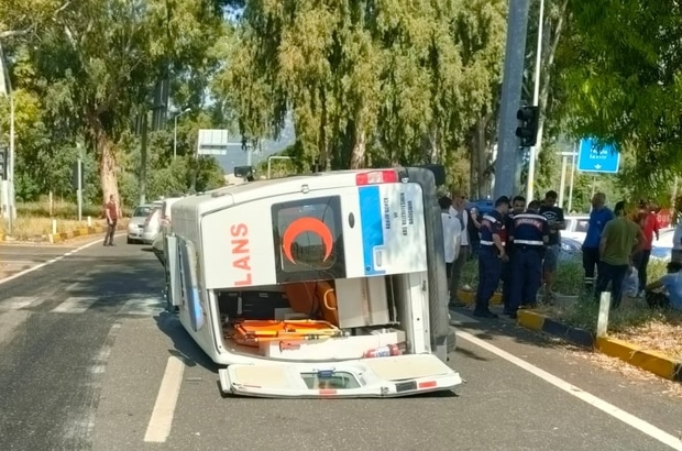 ambulans kavsakta otomobille carpisti