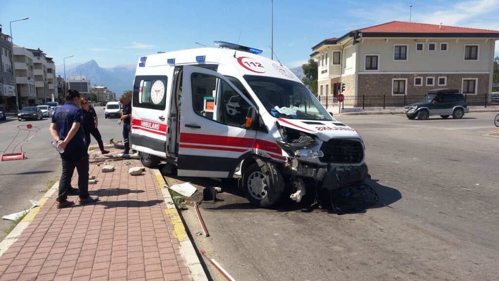 Ambulans ile Cip Çarpıştı: 1 Yaralı