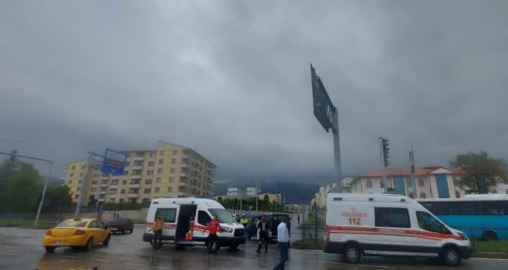 hasta tasiyan ambulans hastane yolunda kaza