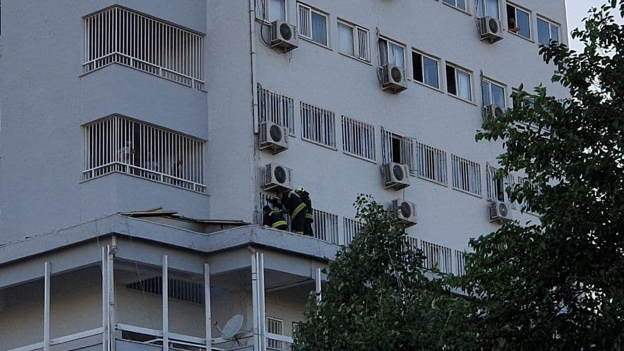 hastane penceresinden atılan sigara i̇zmariti asma çatıyı yaktı, hastalar tahliye edildi