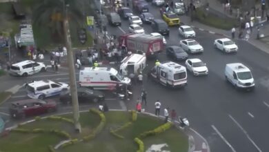 i̇stanbul'da devrilen ambulansta 3 kişi yaralandı