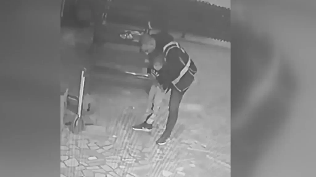 Soluk Borusuna Şeker Kaçan Çocuğu Polisin Heimlich Manevrası Kurtardı Soluk Borusuna Şeker Kaçan Çocuğu Polisin Heimlich Manevrası Kurtardı