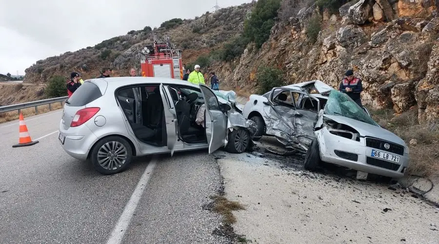 Görev Dönüşü Feci Kaza: Başhekim ile 3 Sağlık Çalışanı Yaralı