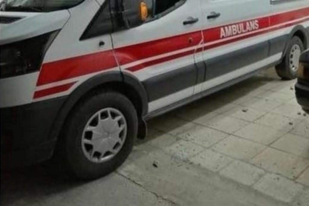 Feci Kaza! Ambulans, Otobüs ve Otomobile Çarptı