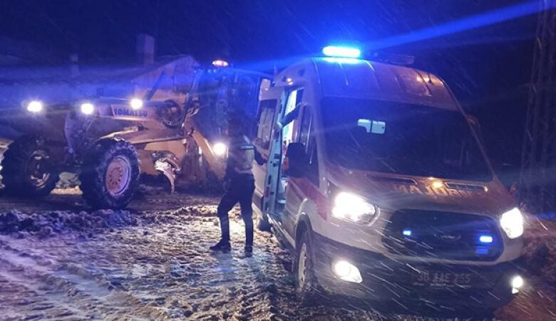yol kapandı, ayağı kırılan hastanın i̇mdadına ekipler yetişti yol kapandı, ayağı kırılan hastanın i̇mdadına ekipler yetişti