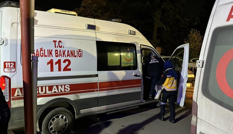 sağlık ekibine demir sopayla saldırdığı i̇ddia edilen baba ve oğlu gözaltına alındı sağlık ekibine demir sopayla saldırdığı i̇ddia edilen baba ve oğlu gözaltına alındı