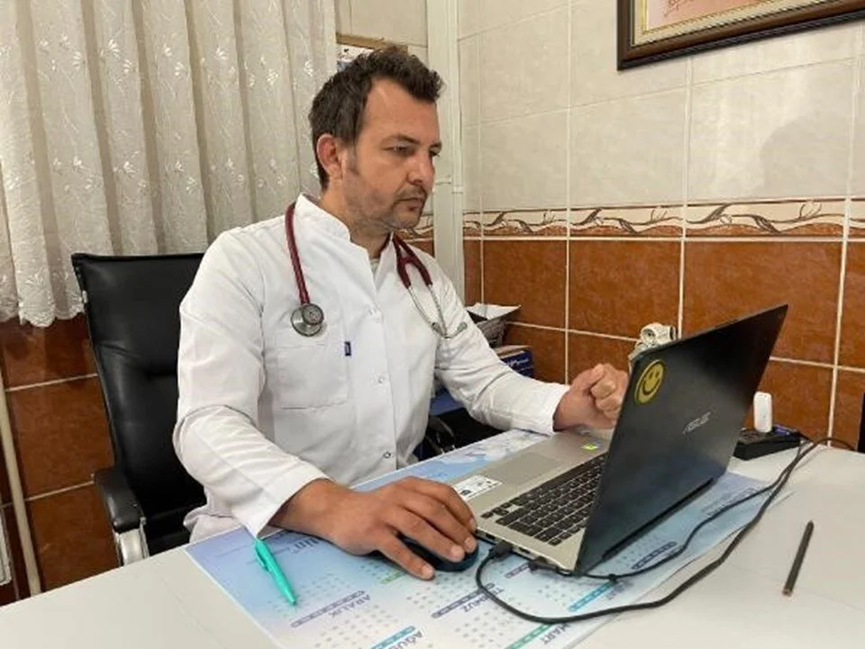 tartıştıkları doktordan pankartla özür dilediler