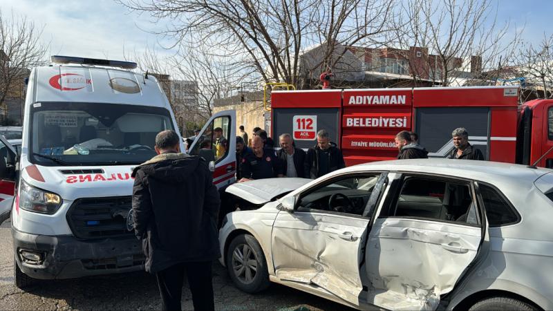 Adıyaman’da ambulans ile otomobilin çarpıştığı kazada 1’i sağlık çalışanı 2