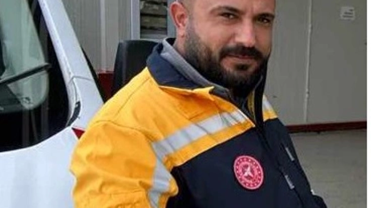 Hatay’ın Dörtyol ilçesinde bariyerlere çarpan araç hurdaya dönerken, 112 de