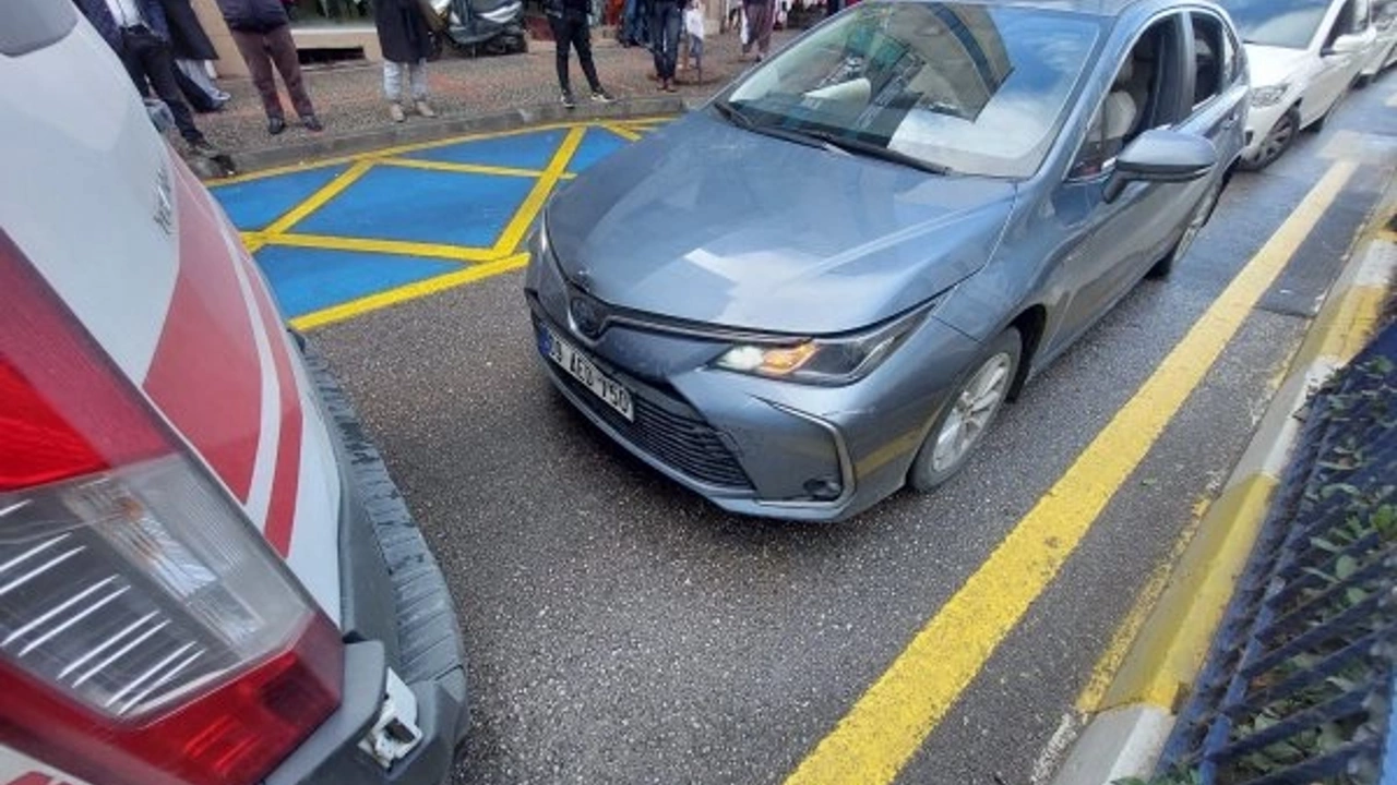 Aydın Efeler’de hasta taşıyan ambulansa otomobil arkadan çarptı. Şans eseri