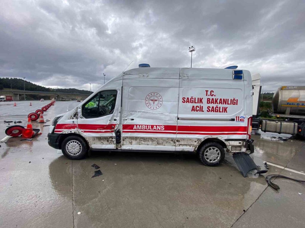 Hastaneden Dönen Ambulansa Tır Çarptı