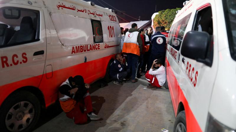İsrail güçlerinin abluka altındaki Gazze Şeridi’nin orta kesiminde bir ambulansı