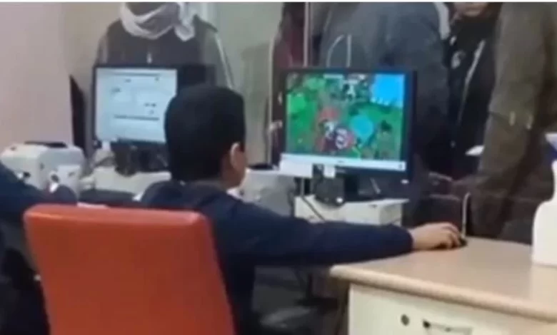 hasta kaydı yapılması gereken bilgisayarda oyun oynayan çocuk tepki topladı hasta kaydı yapılması gereken bilgisayarda oyun oynayan çocuk tepki topladı
