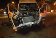 ambulans ile i̇şçi taşıyan minibüs çarpıştı: 3 sağlık çalışanı yaralandı