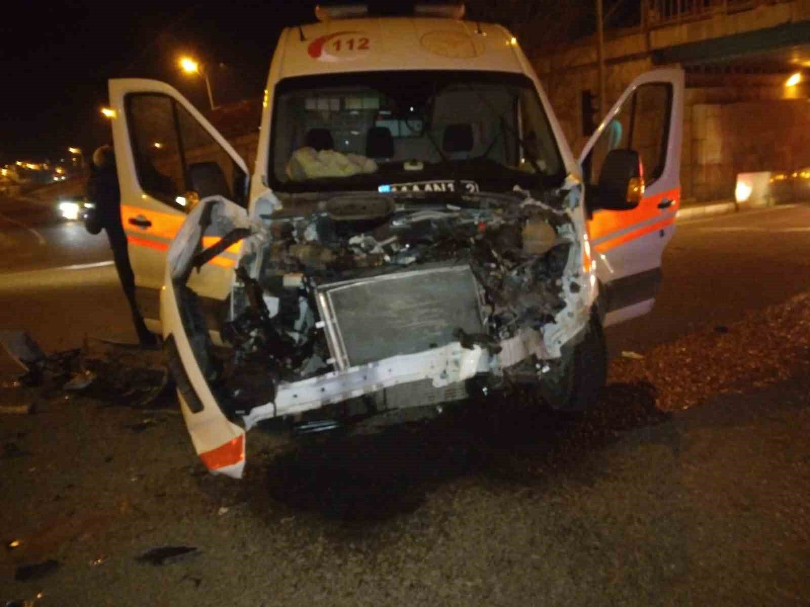 Ambulans ile İşçi Taşıyan Minibüs Çarpıştı: 3 Sağlık Çalışanı Yaralandı