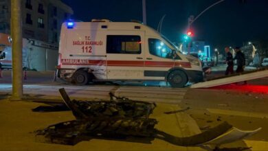 ambulansla otomobil çarpıştı: 3 sağlık personeli yaralı
