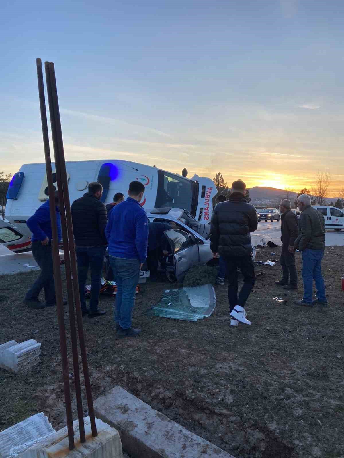 ambulans ile otomobilin çarpıştığı feci kazada 2 sağlık çalışanı yaralandı