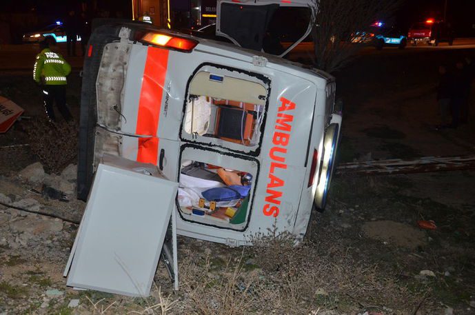 vakaya giden ambulans kaza yaptı: 2'si ağır 5 yaralı