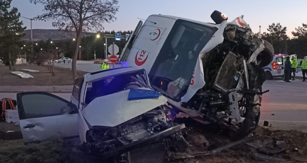 Ambulans ile Otomobilin Çarpıştığı Feci Kazada 2 Sağlık Çalışanı Yaralandı