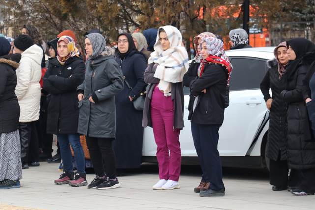 eşi tarafından öldürülen hemşire anne i̇le kızı toprağa verildi