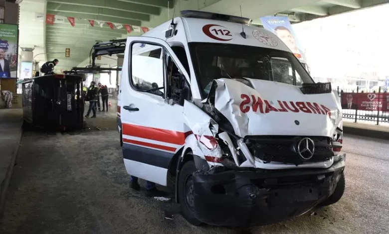 hasta almaya giden ambulans kaza yaptı: 2 sağlık çalışanı yaralı