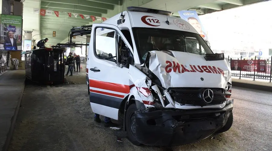 Hasta Almaya Giden Ambulans Kaza Yaptı: 2 Sağlık Çalışanı Yaralı