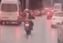 bakan koca paylaştı: motosiklet sürücüsünden alkışlanacak hareket