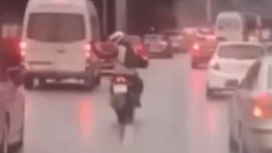 bakan koca paylaştı: motosiklet sürücüsünden alkışlanacak hareket