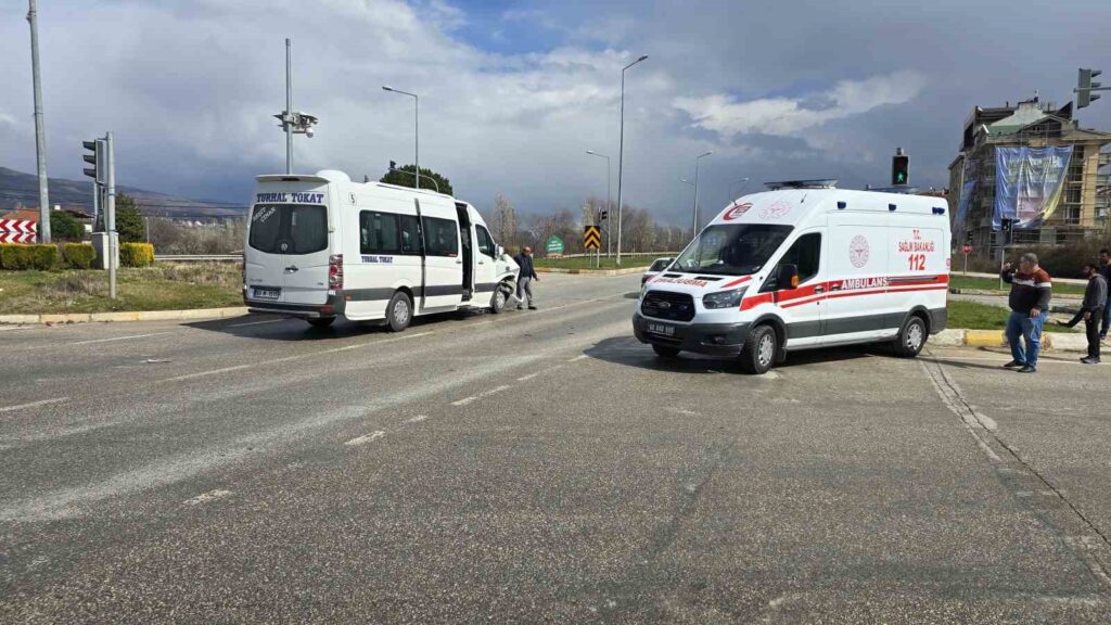 Ambulans ile Minibüs Çarpıştı: 2 Yaralı