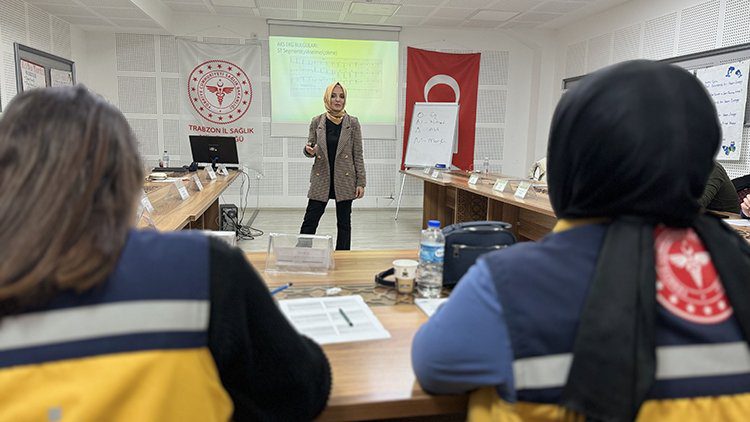 mesleğe ambulans sürücüsü olarak başlayan paramedik zeynep kırandı 20 yılı geride bıraktı