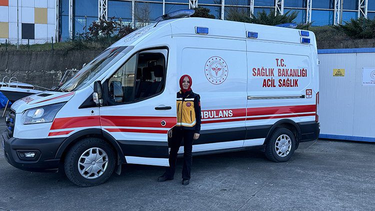 mesleğe ambulans sürücüsü olarak başlayan paramedik zeynep kırandı 20 yılı geride bıraktı