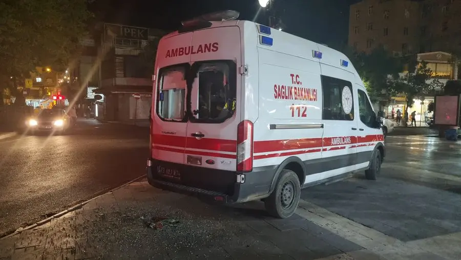 Ambulansın Camını Meyve Kasasıyla Kırdı