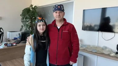 rus hekimler ‘kesilmeli’ dedi: çocuğun parmağını türk doktor kurtardı