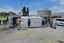 otomobil i̇le ambulans çarpıştı: 6 yaralı