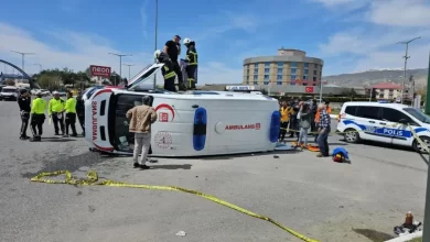 otomobil i̇le ambulans çarpıştı: 6 yaralı