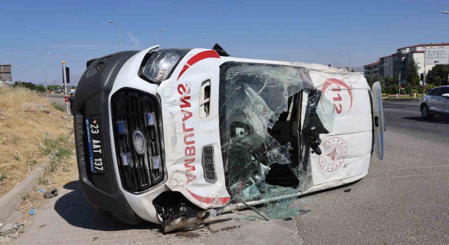 Ambulans Takla Attı: 2'si Sağlık Çalışanı 5 Kişi Yaralandı